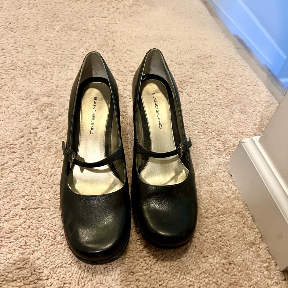 Bandolino Mary Jane Shoes!! Excellent condition!! Black in Size 8M.